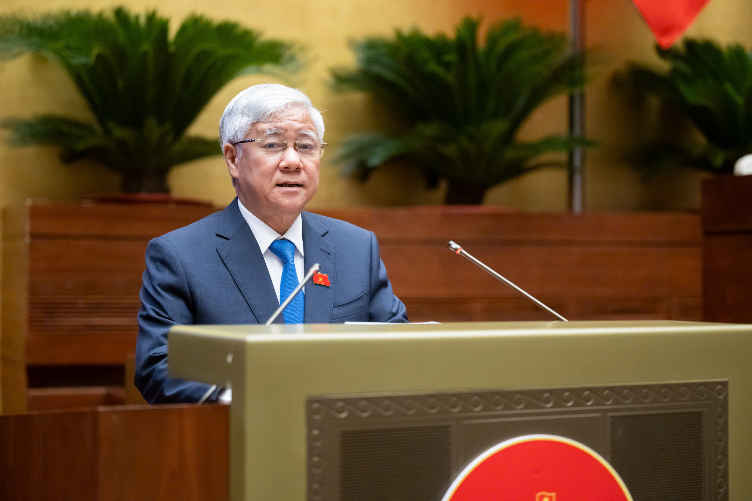 Chủ tịch Uỷ ban Trung ương Mặt trận Tổ quốc Việt Nam Đỗ Văn Chiến báo cáo kiến nghị của cử tri. Ảnh: Quochoi.vn.