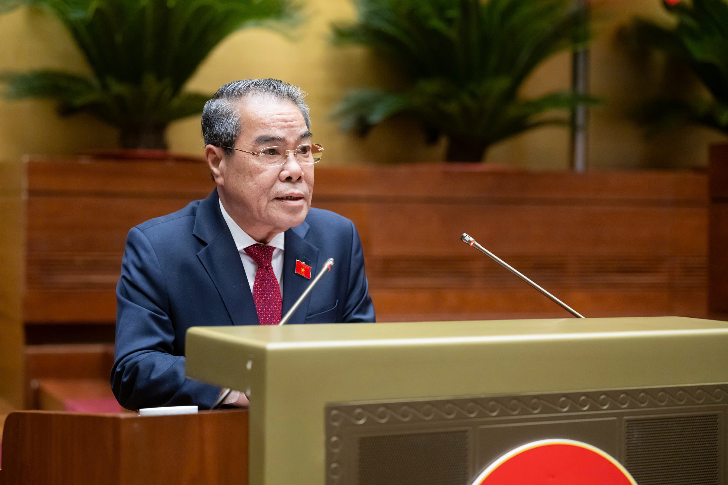 Trưởng Ban Dân nguyện thuộc Ủy ban Thường vụ Quốc hội Dương Thanh Bình báo cáo kết quả giám sát việc giải quyết, trả lời kiến nghị của cử tri. Ảnh: Quochoi.vn.