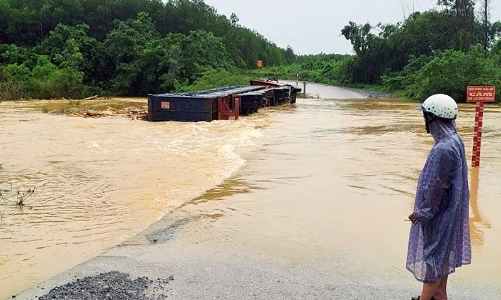 Mưa lớn, nhiều nơi miền Trung ngập cục bộ