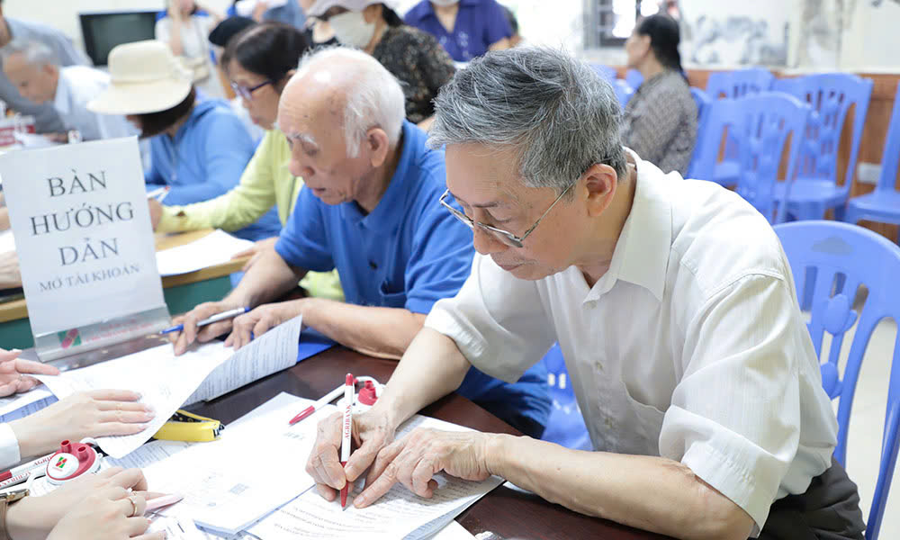 Người hưởng làm thủ tục nhận chi trả lương hưu. Ảnh: Duy Nguyễn.