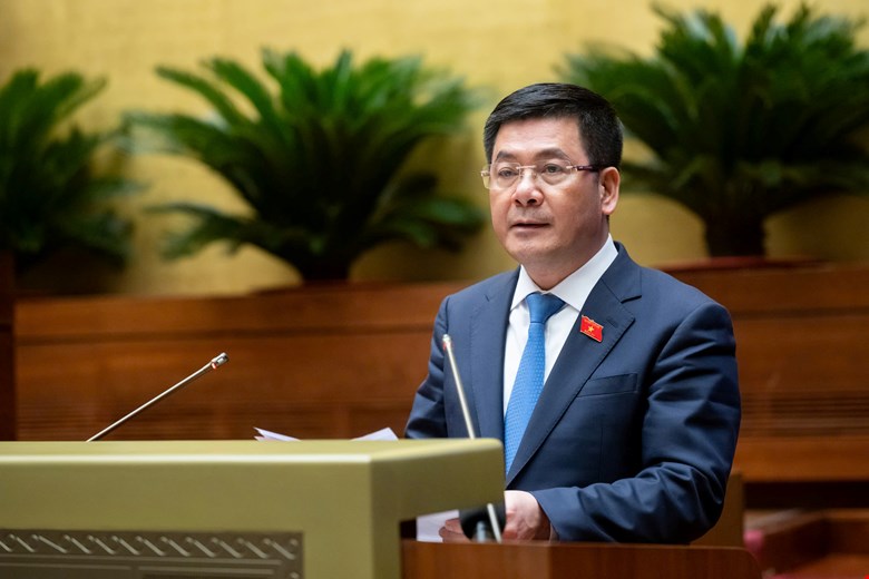 Bộ trưởng Bộ Công thương, thừa ủy quyền của Thủ tướng Chính phủ trình bày Tờ trình về dự án Luật Điện lực (sửa đổi).