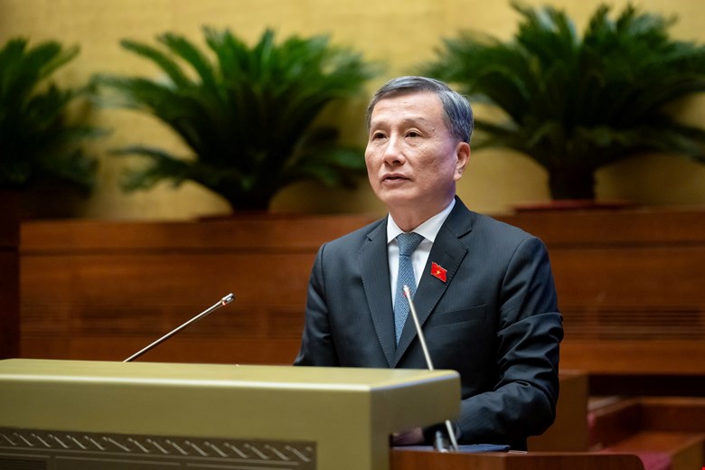 Chủ nhiệm Ủy ban Khoa học, Công nghệ và Môi trường của Quốc hội Lê Quang Huy trình bày Báo cáo thẩm tra dự án Luật Điện lực (sửa đổi).