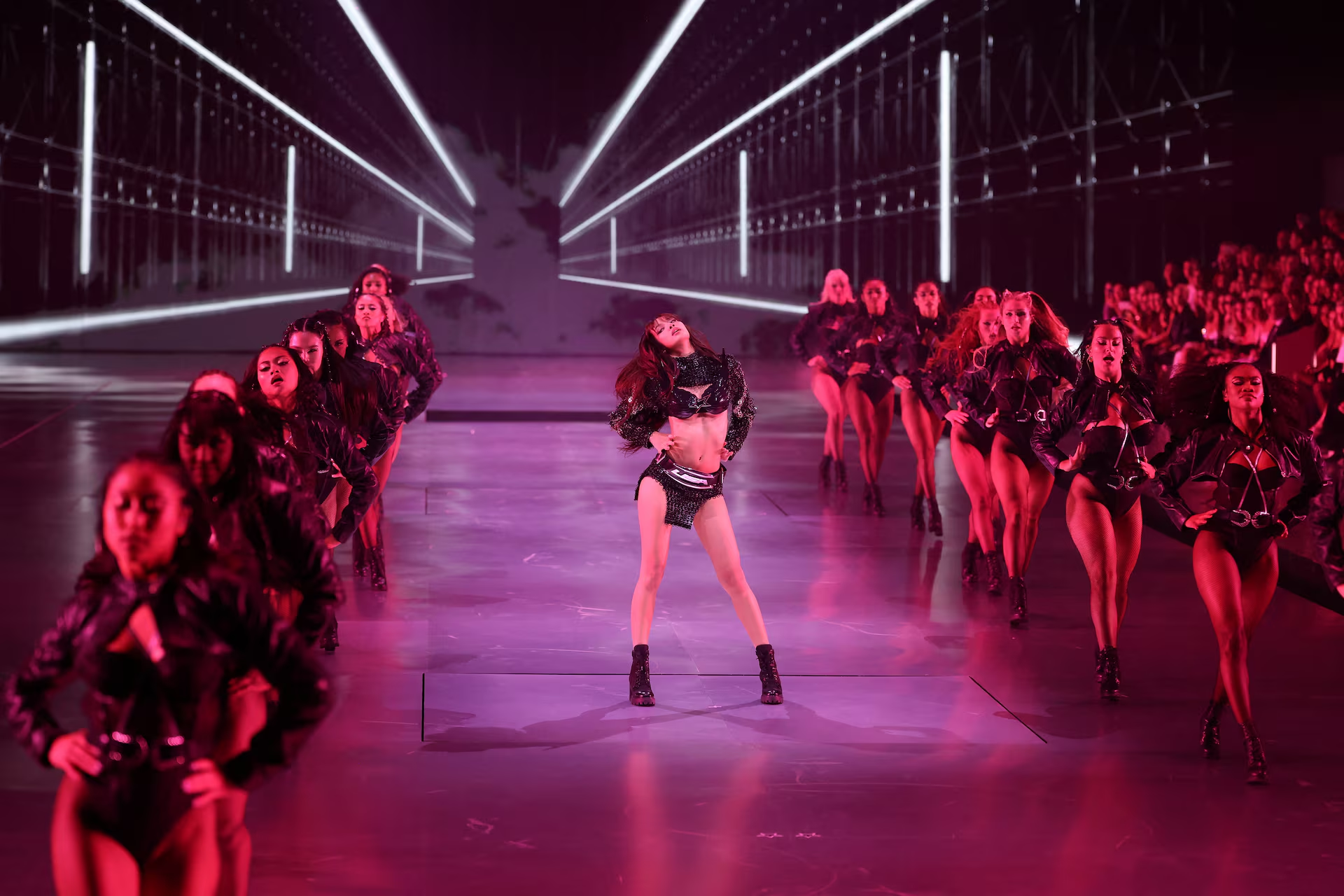 Nữ ca sĩ Thái Lan của nhóm nhạc Blackpink Lisa đã trình diễn 2 ca khúc trong show diễn. Màn biểu diễn của cô được khen bùng nổ và gợi cảm.