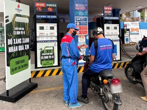 Xăng sinh học đang dần được người d&ugrave;ng lựa chọn l&agrave;m nhi&ecirc;n liệu sử dụng cho phương tiện giao th&ocirc;ng. (Ảnh chụp tại c&acirc;y xăng)