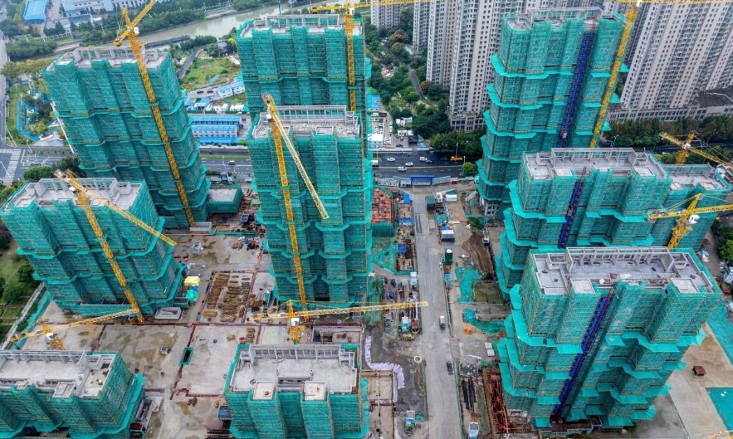 Một công trình đang thi công tại Trung Quốc - Ảnh: AP