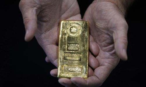 Giá vàng trượt khỏi kỷ lục vì lợi suất trái phiếu và tỷ giá USD cùng tăng vọt