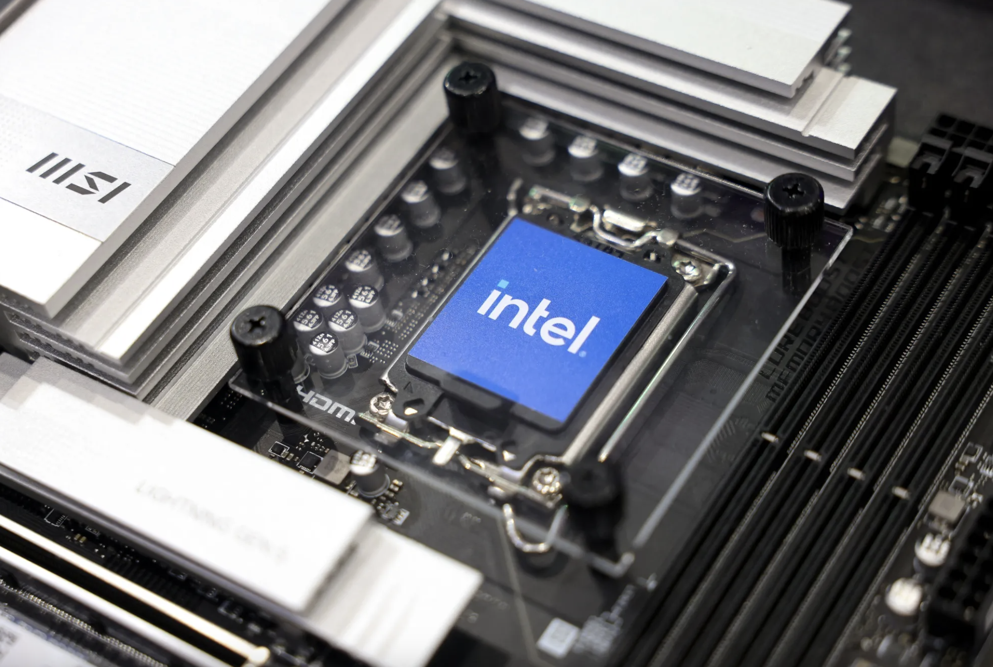 Intel là công ty Mỹ duy nhất có khả năng cạnh tranh với TSMC nhưng lại đang gặp khó khăn. Ảnh: Bloomberg.