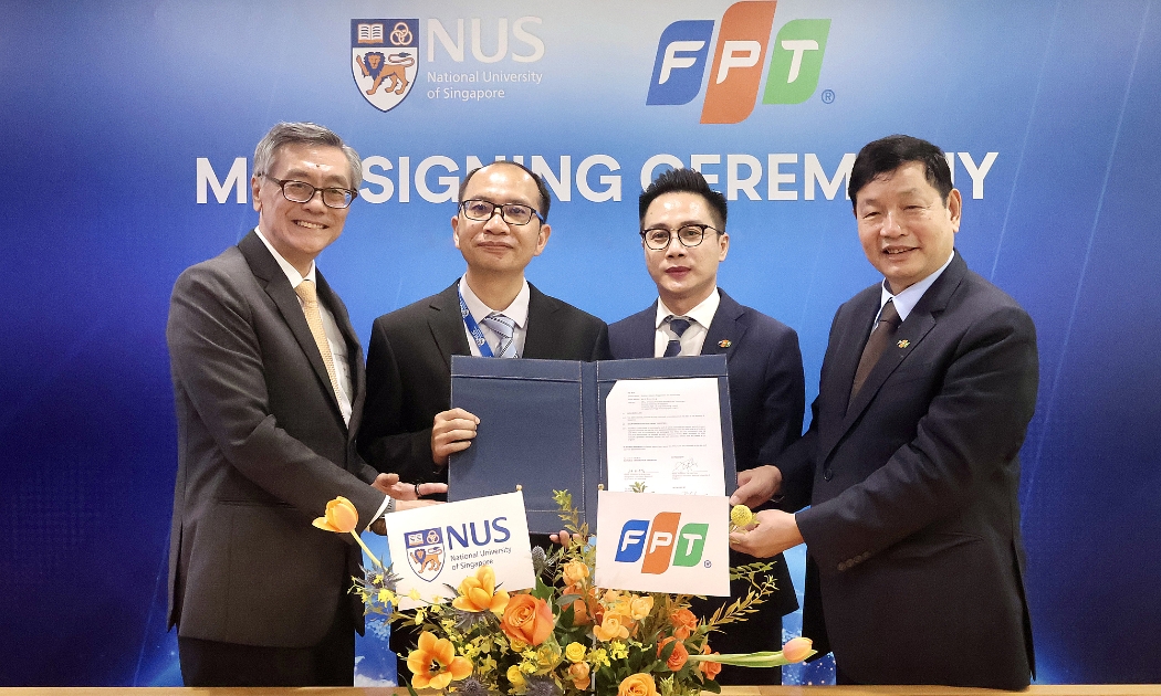 Lễ ký kết hợp tác giữa FPT và NUS Computing tại Singapore. Từ trái sang: Giáo sư Tan Eng Chye, Hiệu trưởng Đại học NUS; Giáo sư He Bingsheng, Phó Hiệu trưởng phụ trách nghiên cứu Trường NUS Computing; anh David Nguyễn, CEO FPT Asia Pacific; Tiến sĩ Trương Gia Bình, Chủ tịch HĐQT Tập đoàn FPT.