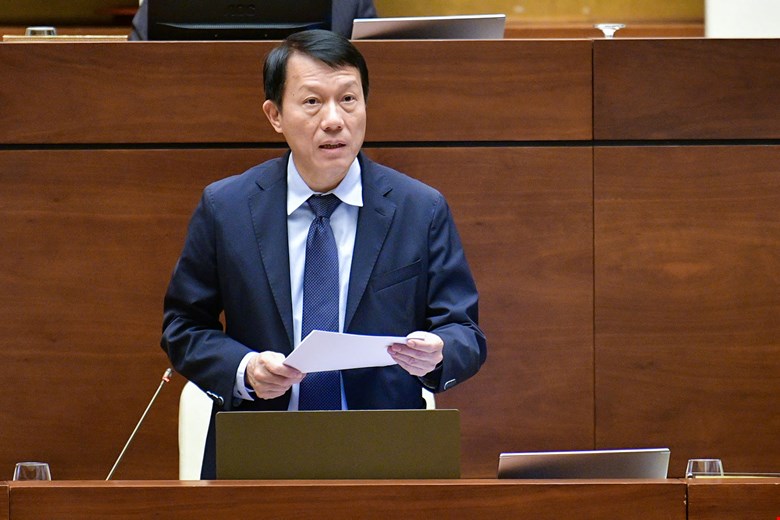 Bộ trưởng Bộ Công an Lương Tam Quang, thừa ủy quyền của Thủ tướng Chính phủ, trình bày Tờ trình về dự án Luật Dữ liệu trước Quốc hội chiều ngày 22/10.