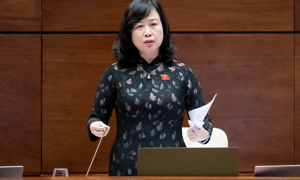 Bộ trưởng Bộ Y tế Đào Hồng Lan giải trình các nôi dung về dự thảo Luật sửa đổi, bổ sung một số điều của Luật Dược. Ảnh: Quochoi.vn.