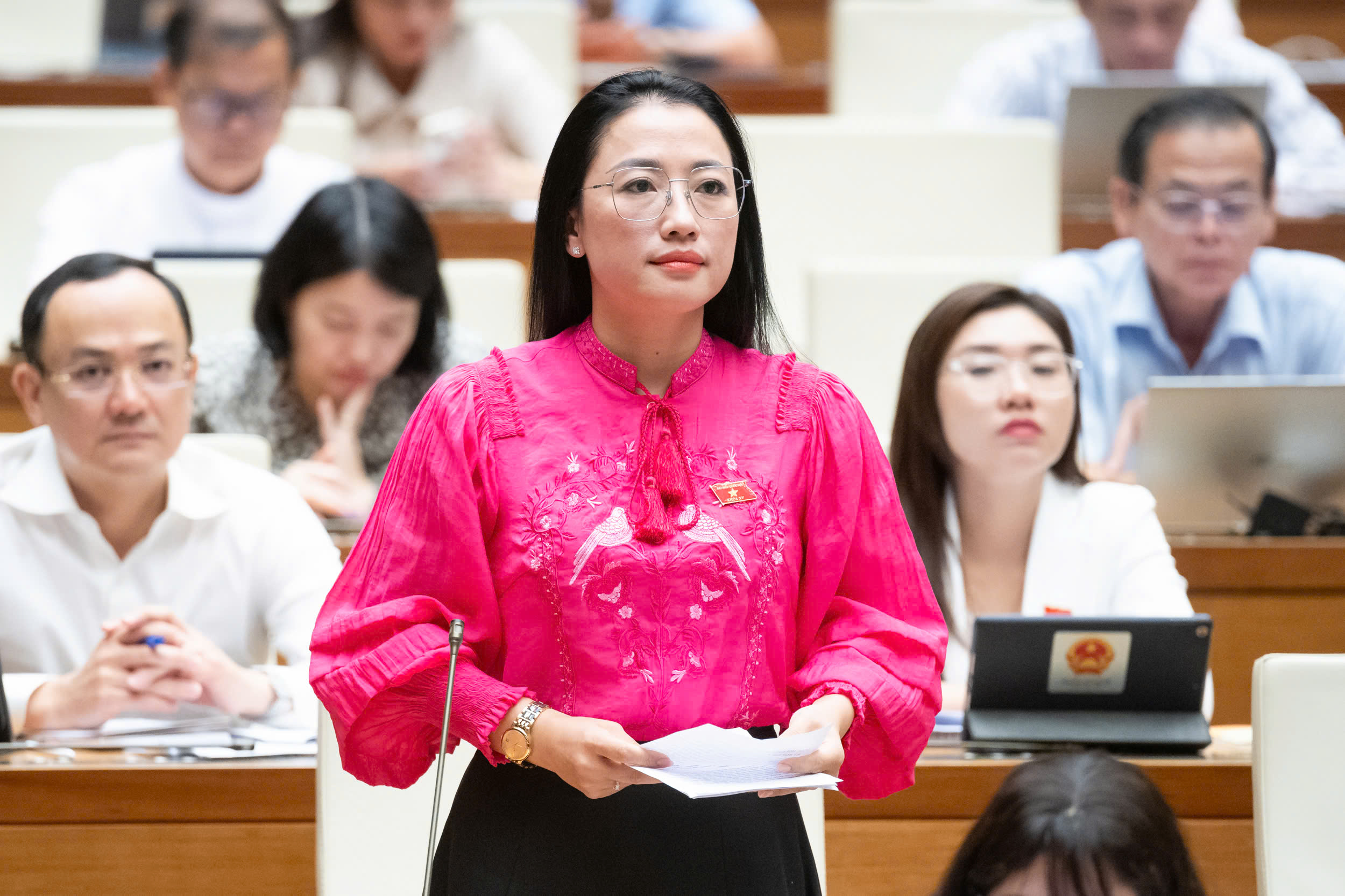 Đại biểu Trần Khánh Thu, đoàn Thái Bình, phát biểu tại hội trường.