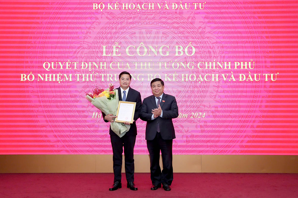 Bộ trưởng Nguyễn Chí Dũng trao Quyết định bổ nhiệm của Thủ tướng Chính phủ cho tân Thứ trưởng Nguyễn Đức Tâm.