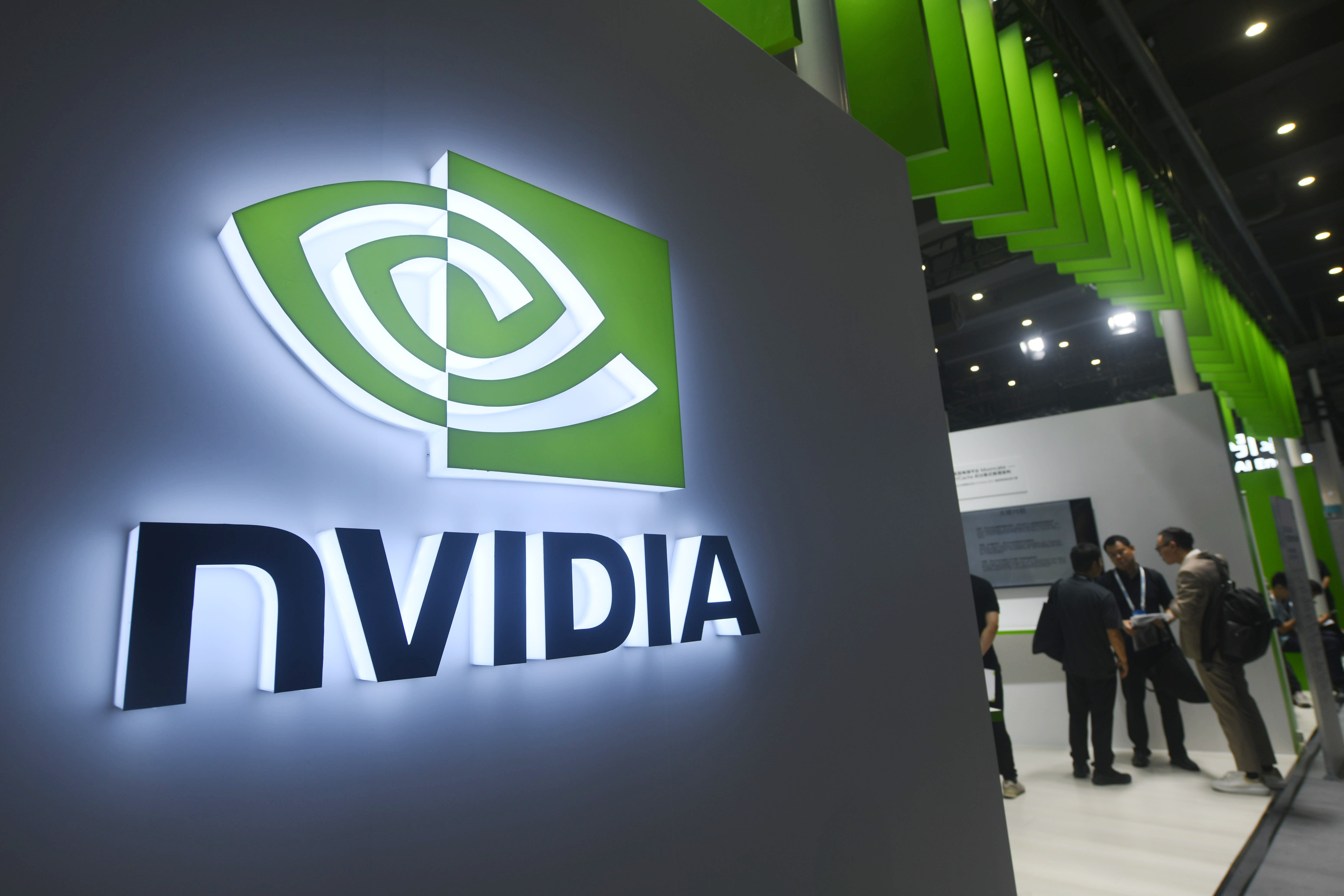 Du khách tham quan gian hàng AI của Nvidia trong Hội nghị Apsara 2024 diễn ra tại Hàng Châu (Trung Quốc) vào ngày 19/9/2024.