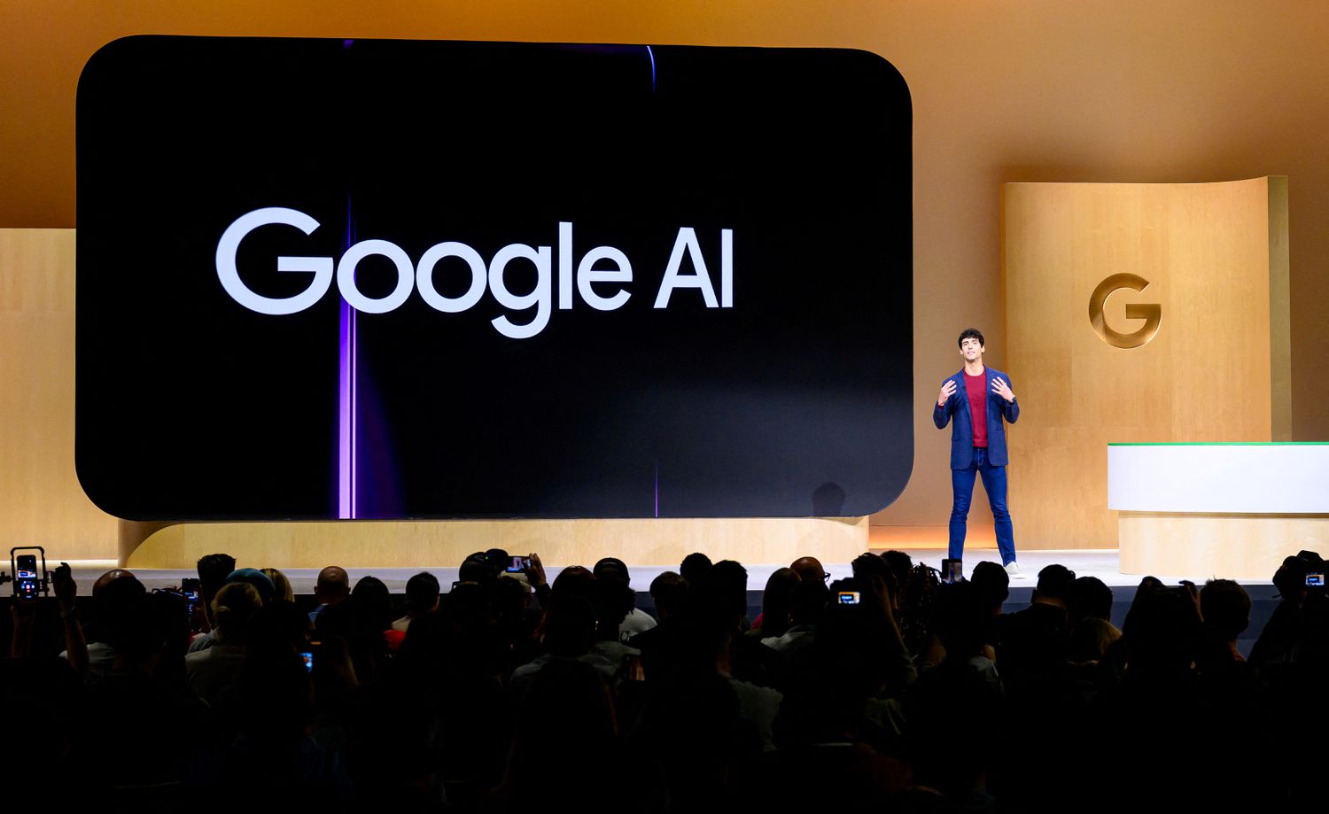 Ông Alex Schiffhauer, lãnh đạo nhóm sản phẩm tại Google, phát biểu trong sự kiện Made By Google được tổ chức tại trụ sở Bay View (California) của công ty vào ngày 13/8/2024.