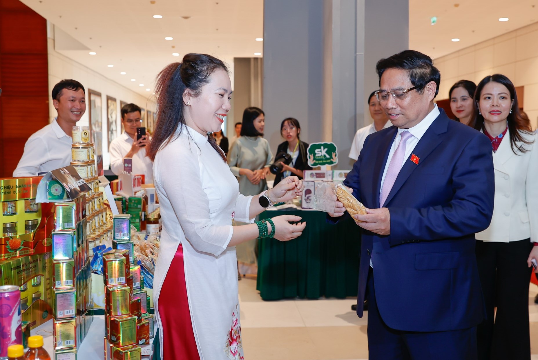 Thủ tướng tham qua một số gian hàng trưng bày các sản phẩm Halal của doanh nghiệp Việt Nam. 