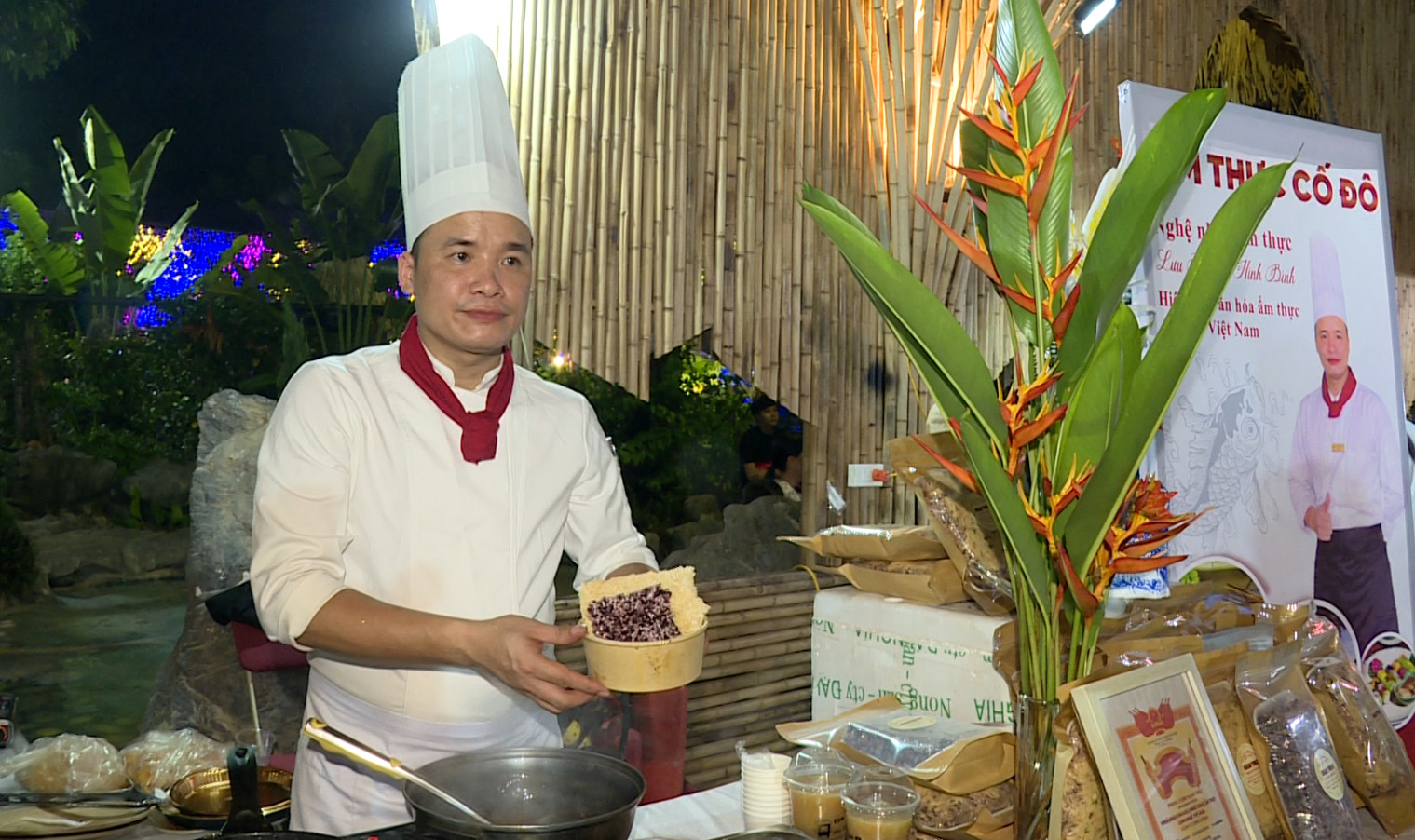 Nghệ nhân Lưu Trung chế biến món thịt dê và cơm cháy đặc sản Ninh Bình.