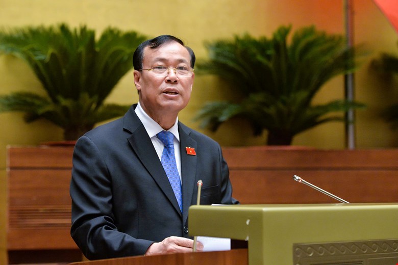 Chủ nhiệm Ủy ban Quốc phòng và An ninh của Quốc hội Lê Tấn Tới trình bày Báo cáo thẩm tra dự án Luật Dữ liệu.