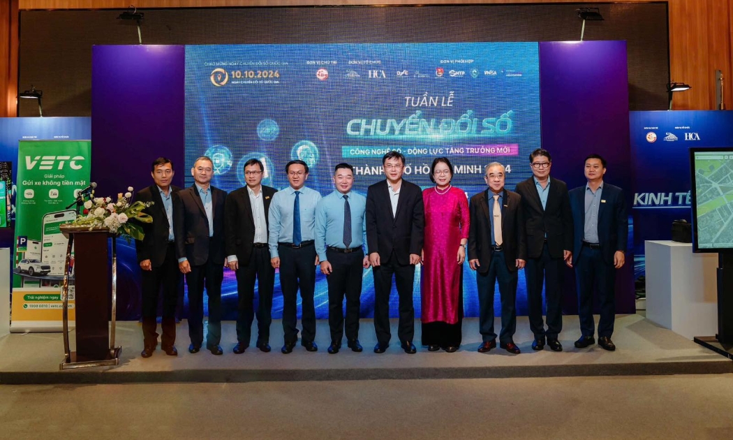 Đại diện Ban tổ chức và các diễn giả tại Tuần lễ Chuyển đổi số TP.HCM năm 2024, sáng 22/10.