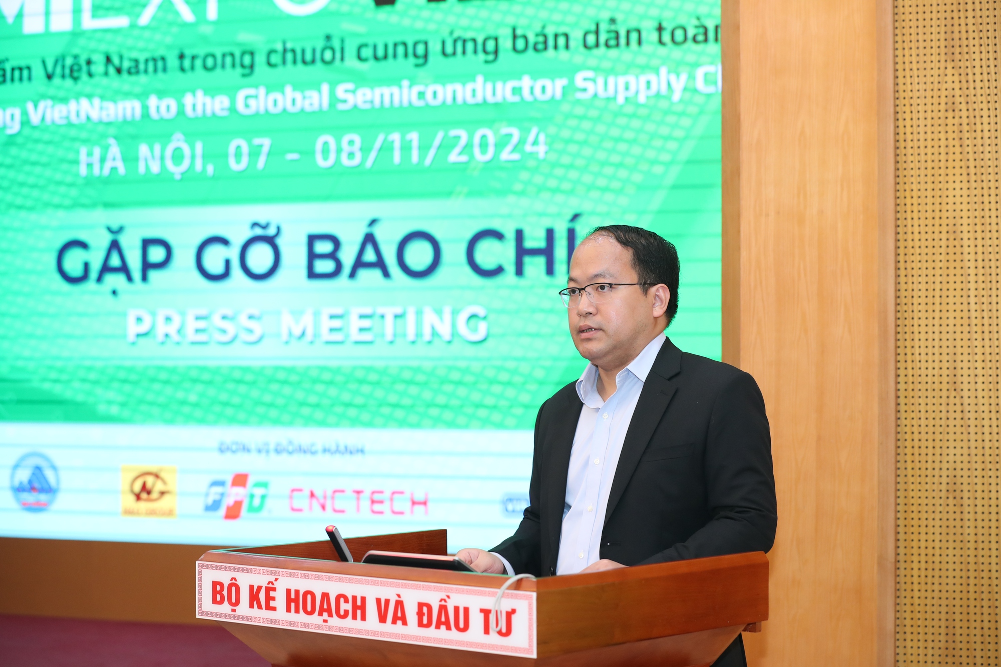 Ông Vũ Quốc Huy, Giám đốc Trung tâm Đổi mới Sáng tạo Quốc gia (NIC) phát biểu tại buổi họp báo tổ chức Triển lãm SEMIExpo Vietnam 2024.