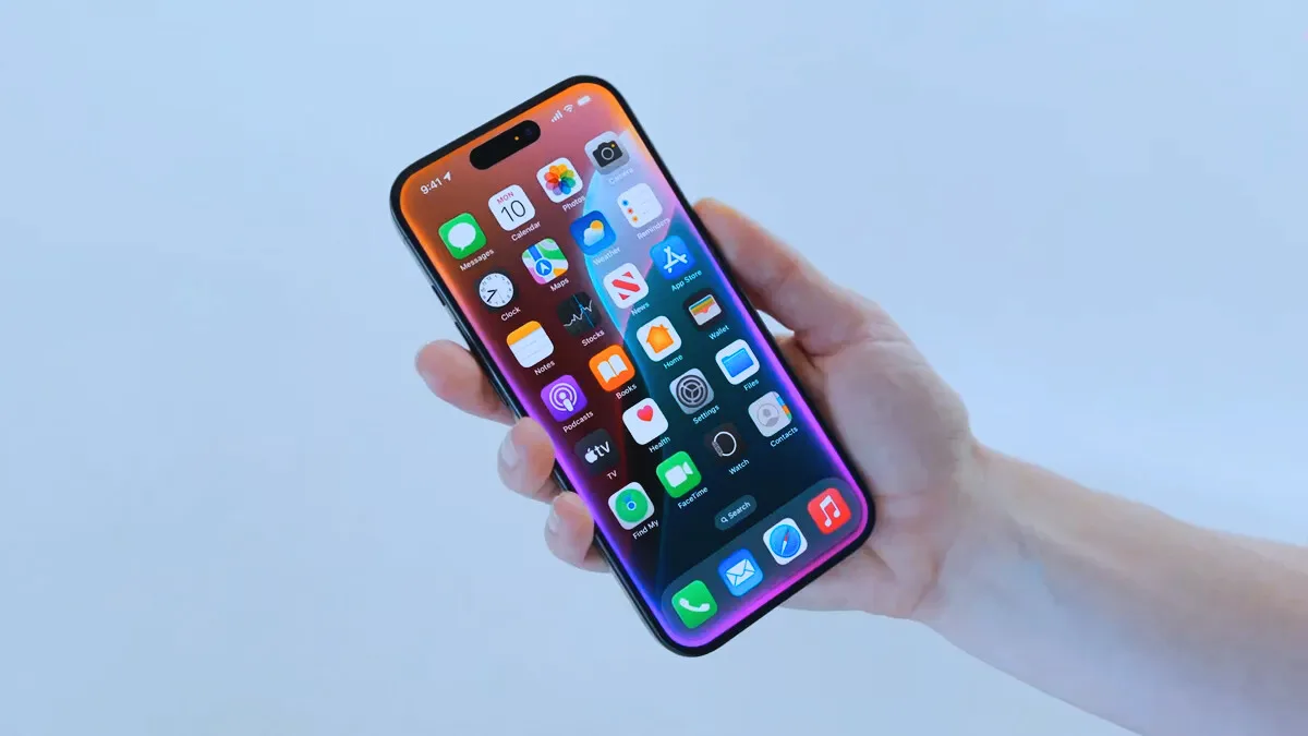 Cận cảnh iPhone với viền màn hình Siri được kích hoạt trong iOS 18.