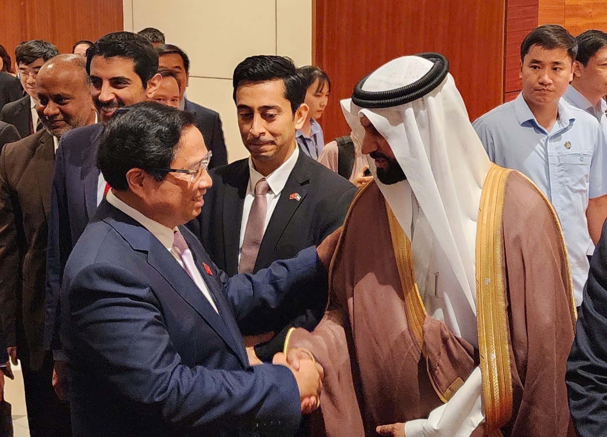 Prime Minister Pham Minh Chinh (L) and Mr.  Moteb Al-Mezani, Director General  of the GCC Accreditation Center (GAC). (Photo: Viet An).