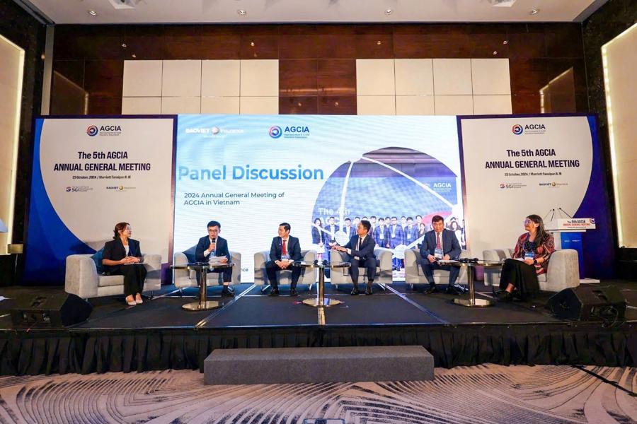 Mr. Nguyen Quang Hung, Deputy General Director of  Bao Viet Insurance, spoke at the conference.  