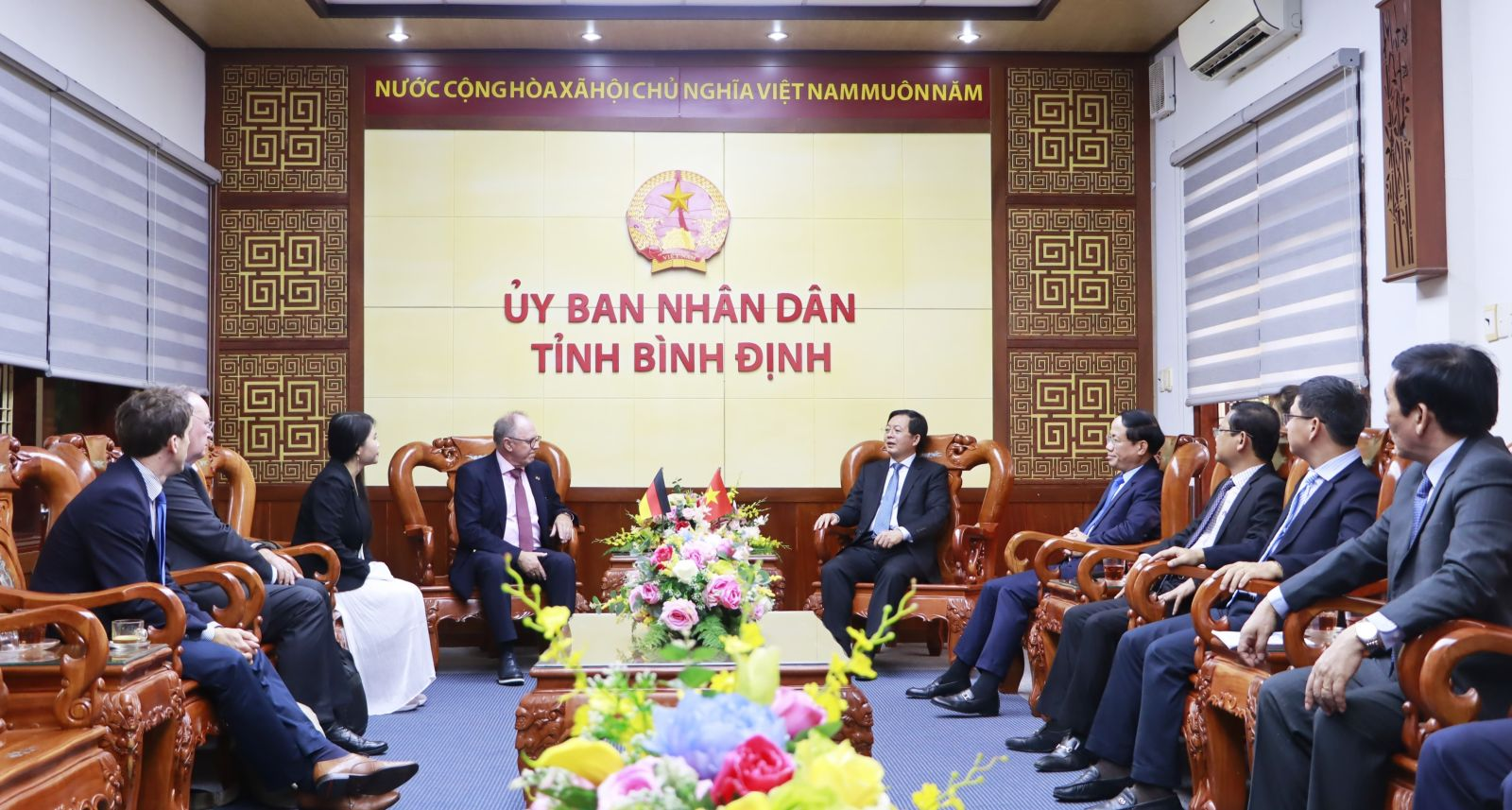 L&atilde;nh đạo tỉnh B&igrave;nh Định c&ugrave;ng c&aacute;c sở, ban, ng&agrave;nh của tỉnh l&agrave;m việc với Tập đo&agrave;n PNE (Đức).