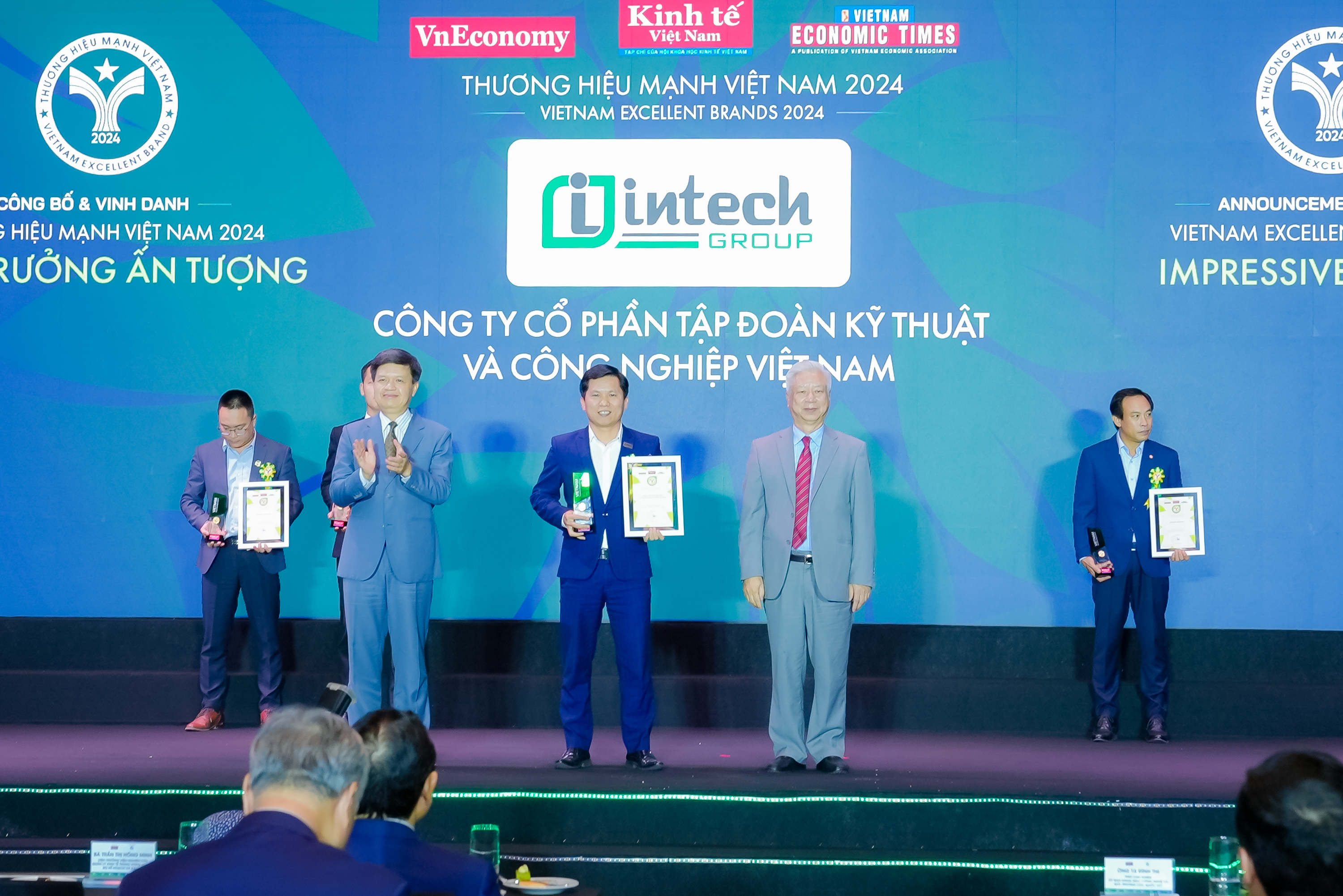 Ông Hoàng Hữu Thắng - Chủ tịch HĐQT Intech Group tại lễ vinh danh Thương hiệu Mạnh Việt Nam năm 2024.