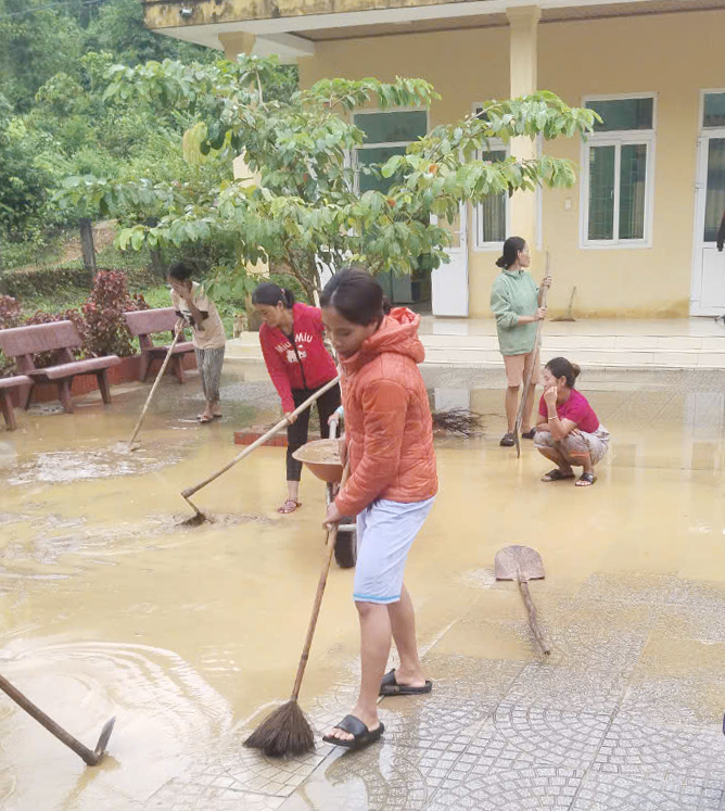 Giáo viên điểm trường bản Tân Ly, xã Lâm Thủy dọn dẹp để đón học sinh đến trường. Ảnh Ngọc Hải