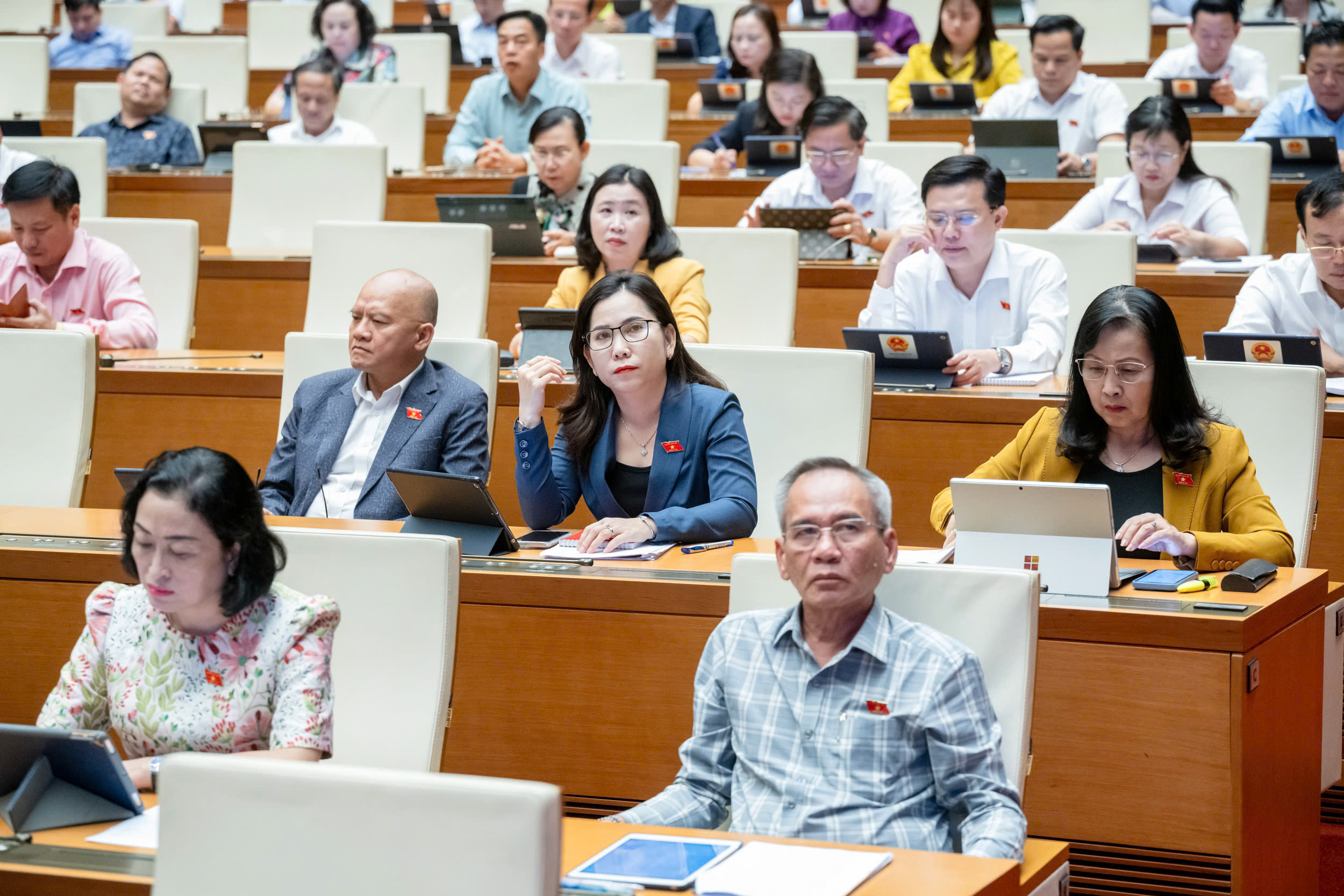 Đại biểu lắng nghe c&aacute;c phần thảo luận. Ảnh: Quochoi.vn.