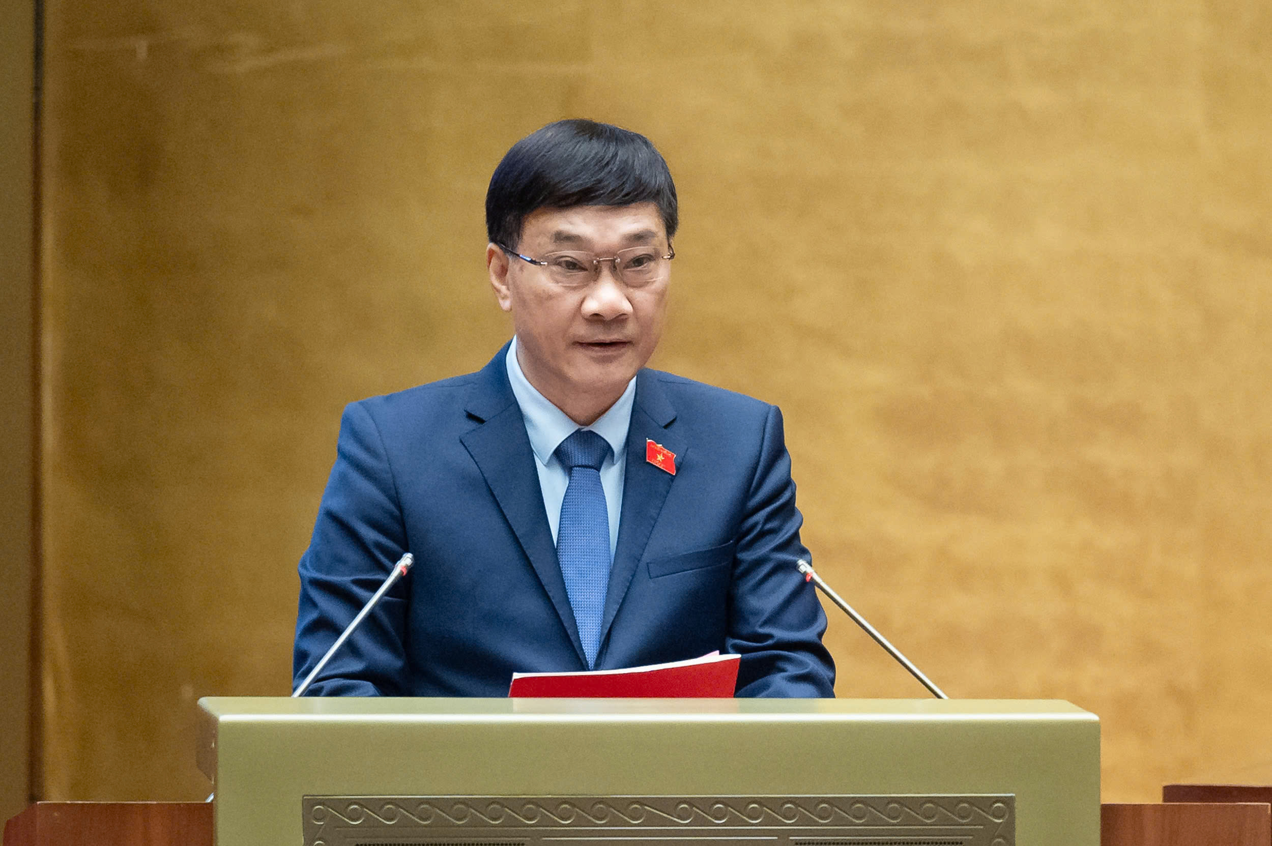 Chủ nhiệm Ủy ban Kinh tế của Quốc hội Vũ Hồng Thanh báo cáo thẩm tra chủ trương quy hoạch sử dụng đất quốc gia.
