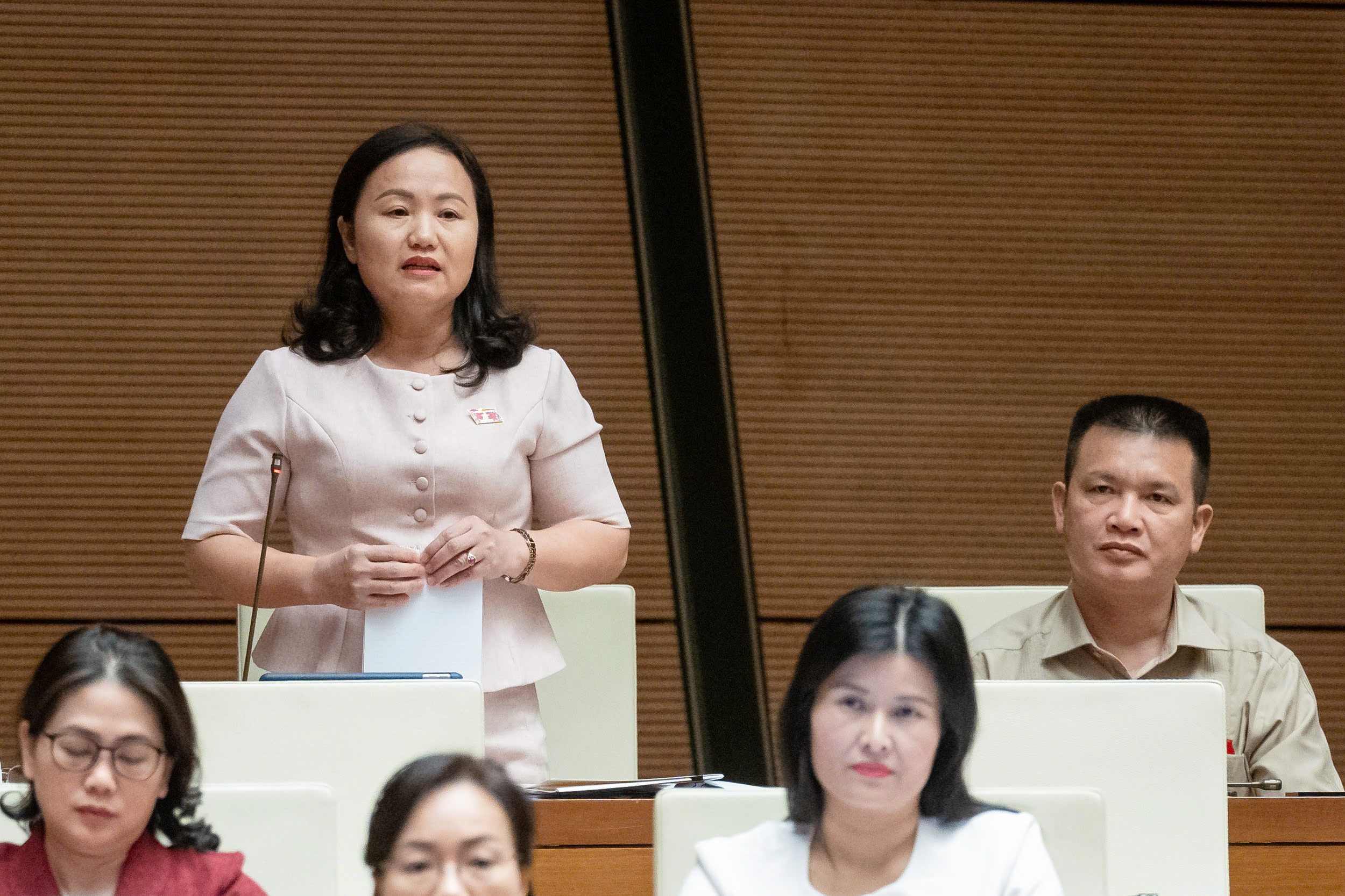 Đại biểu Phạm Th&uacute;y Chinh, Đo&agrave;n tỉnh H&agrave; Giang. Ảnh: Quochoi.vn.