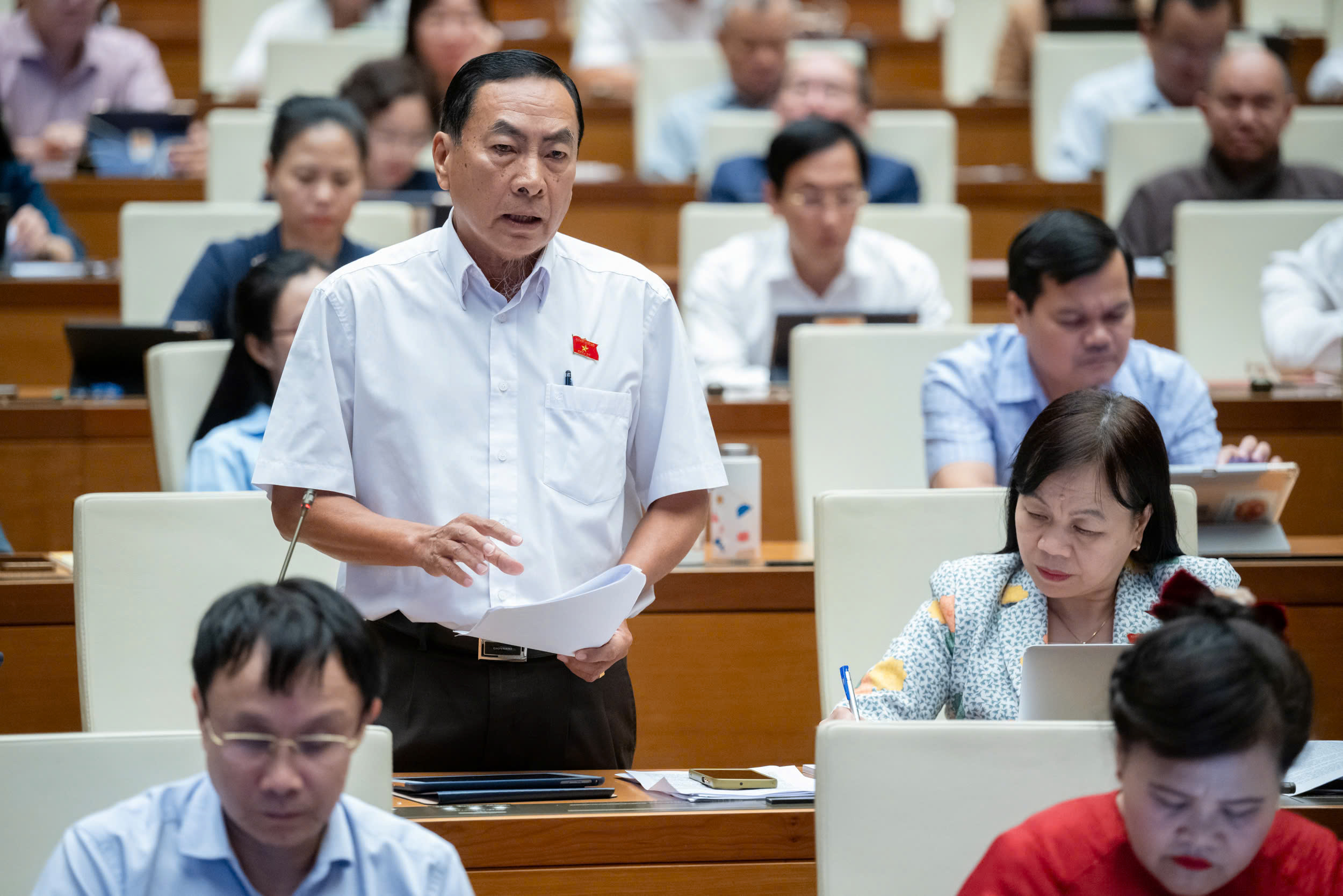 Đại biểu Phạm Văn H&ograve;a, đo&agrave;n tỉnh Đồng Th&aacute;p. Ảnh: Quochoi.vn.