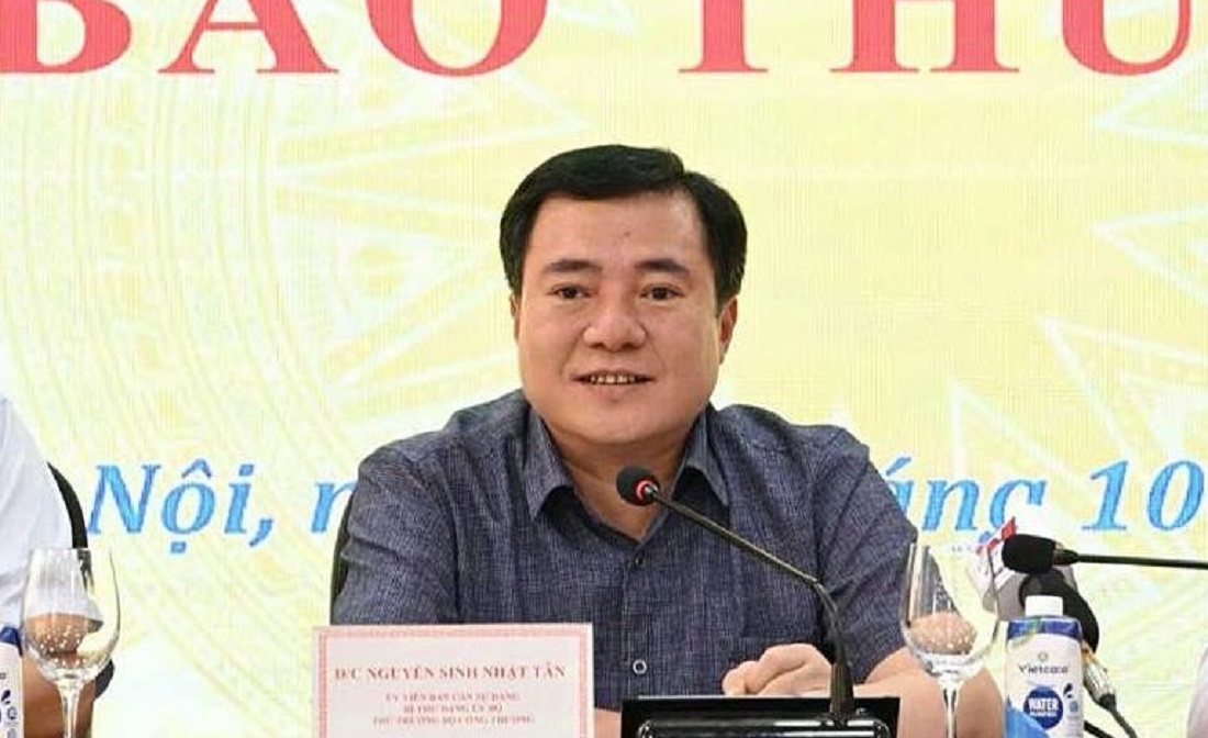 Thứ trưởng Bộ Công Thương Nguyễn Sinh Nhật Tân trao đổi một số thông tin tại buổi họp báo.