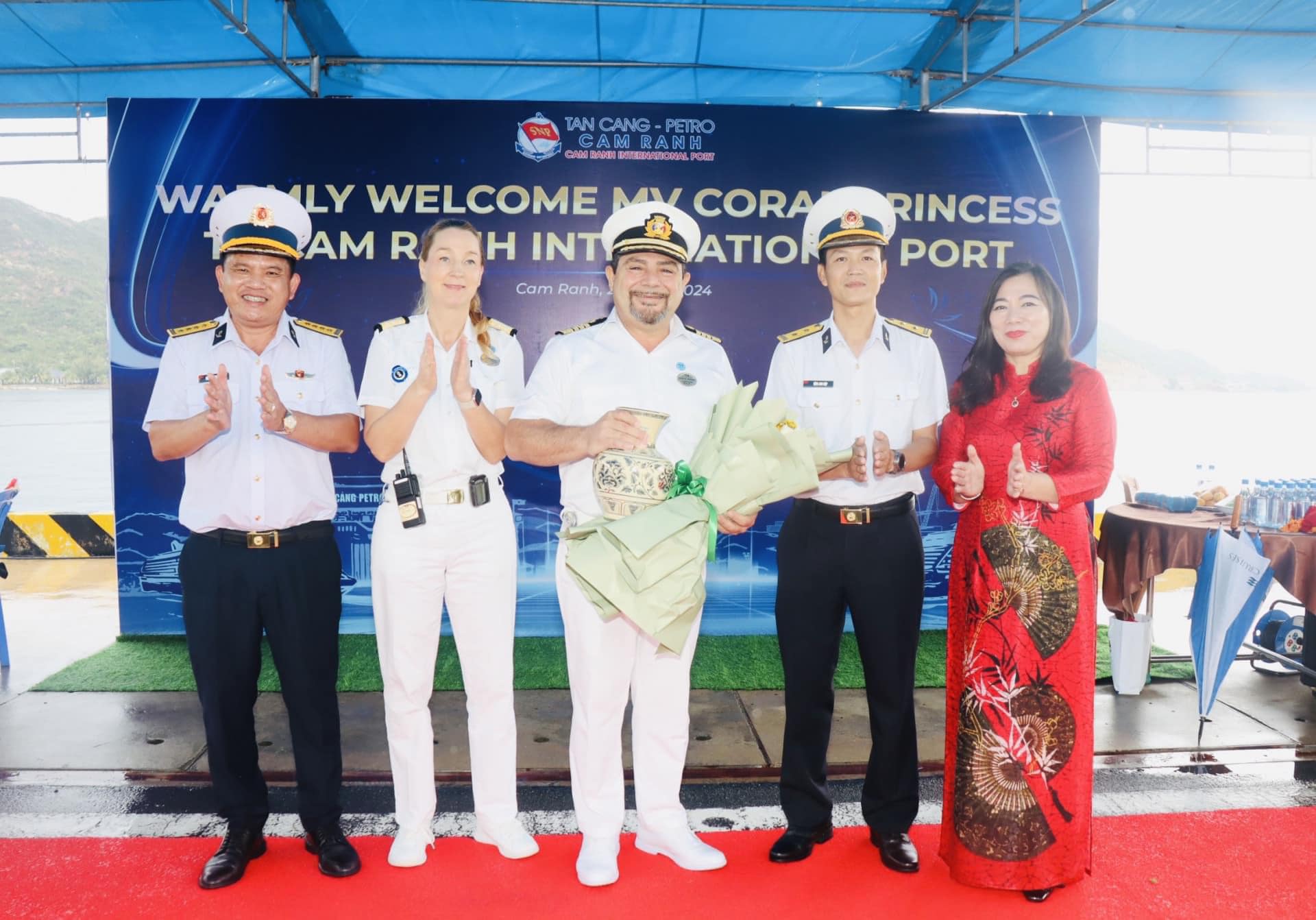 Lãnh đạo Sở Du lịch, Công ty TNHH Tân Cảng - Petro Cam Ranh đã ra cầu cảng đón tàu, tặng quà cho thủy thủ đoàn.