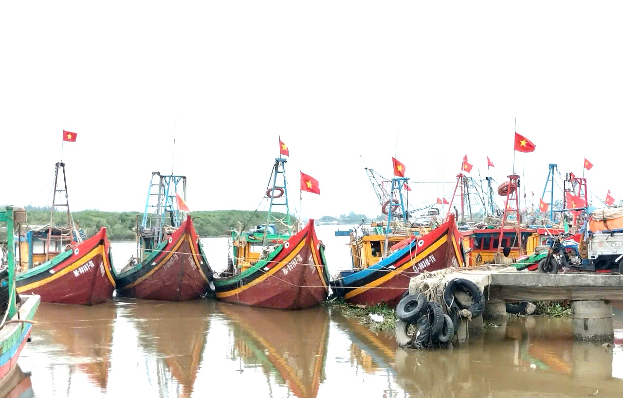 Tàu thuyền công suất lớn của ngư dân Diễn Châu (Nghệ An) neo đậu tại cảng cá Lạch Vạn