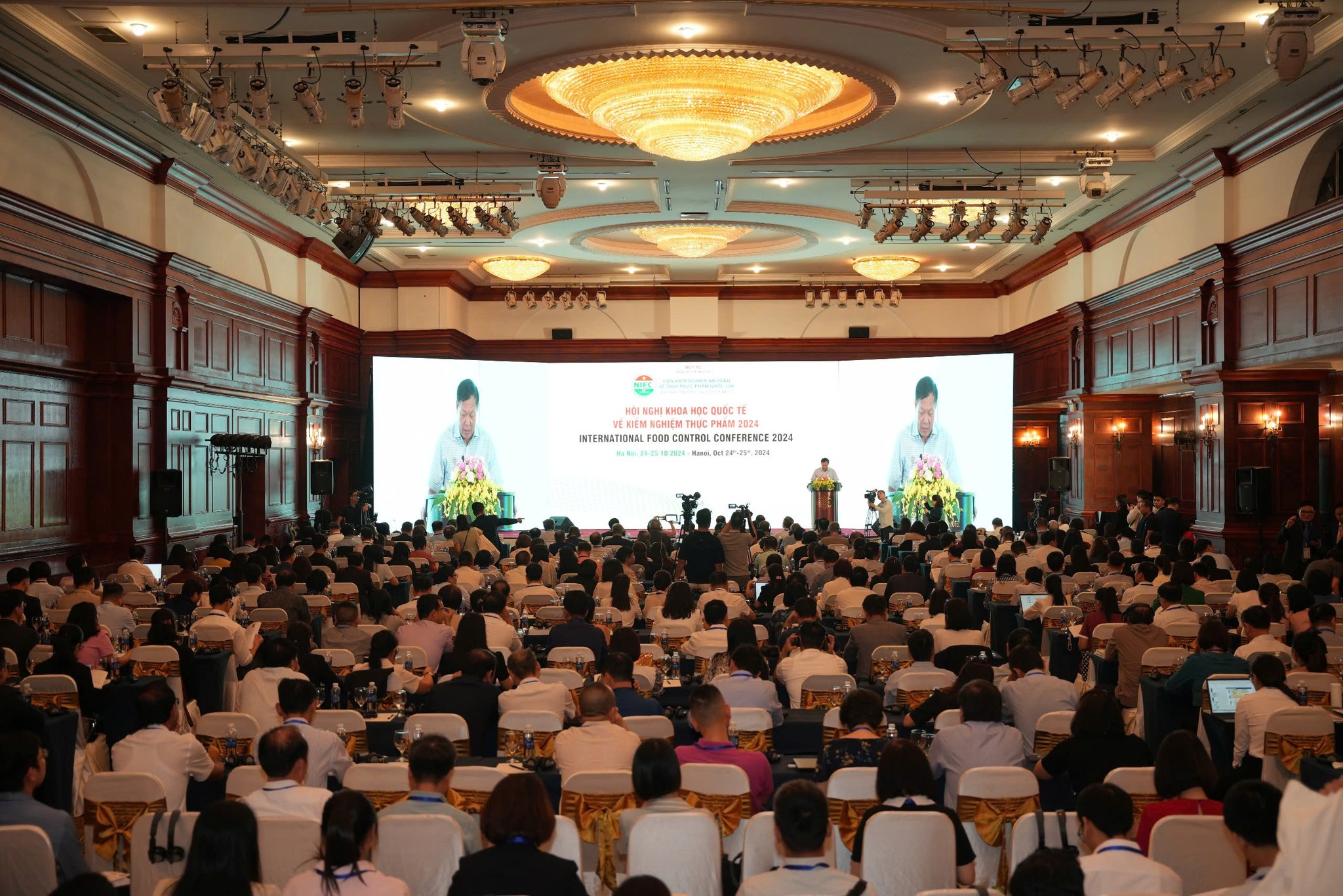 Toàn cảnh hội nghị. 