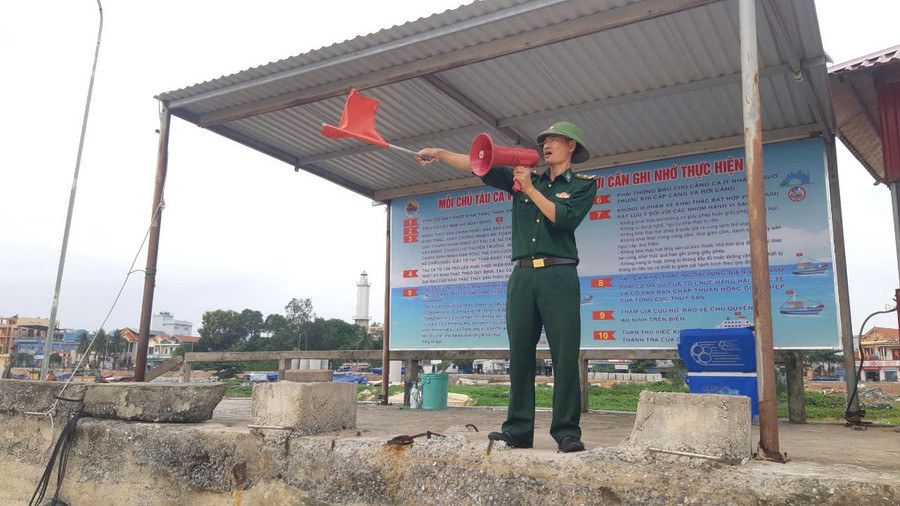 C&aacute;n bộ trạm kiểm so&aacute;t Đồn Bi&ecirc;n ph&ograve;ng Nhật lệ bộ đội bi&ecirc;n ph&ograve;ng Quảng B&igrave;nh k&ecirc;u gọi hướng dẫn t&agrave;u c&aacute; v&agrave; ngư d&acirc;n v&agrave;o nơi neo đậu an to&agrave;n.