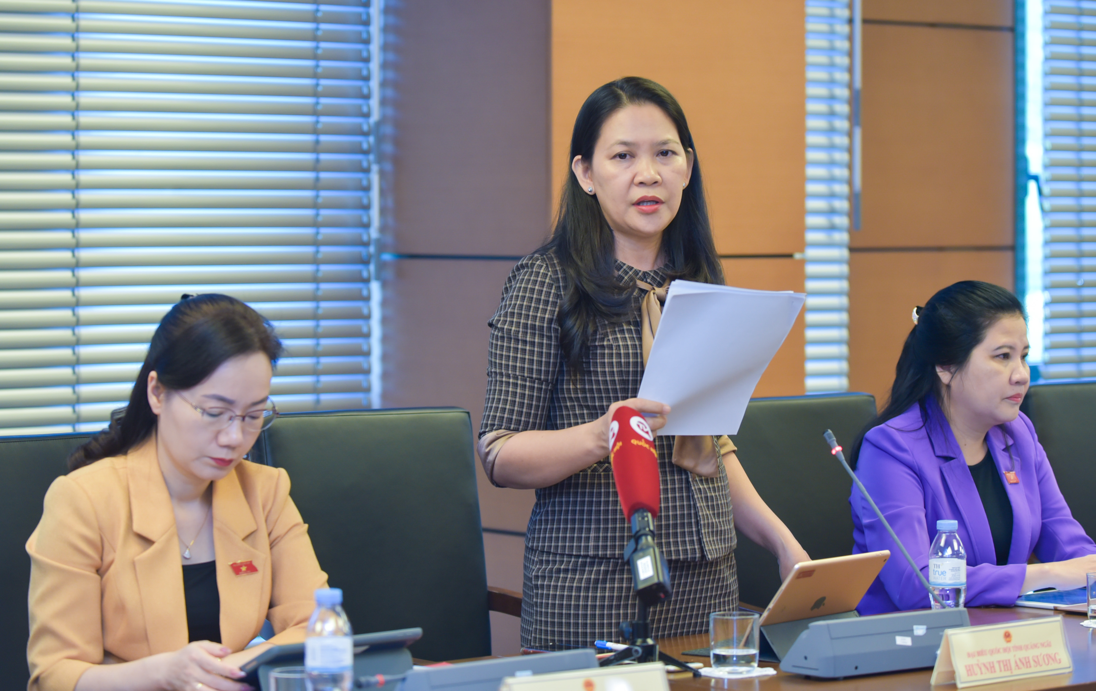 Đại biểu Huỳnh Thị Ánh Sương, đoàn Quảng Ngãi, phát biểu thảo luận tại tổ chiều ngày 24/10.