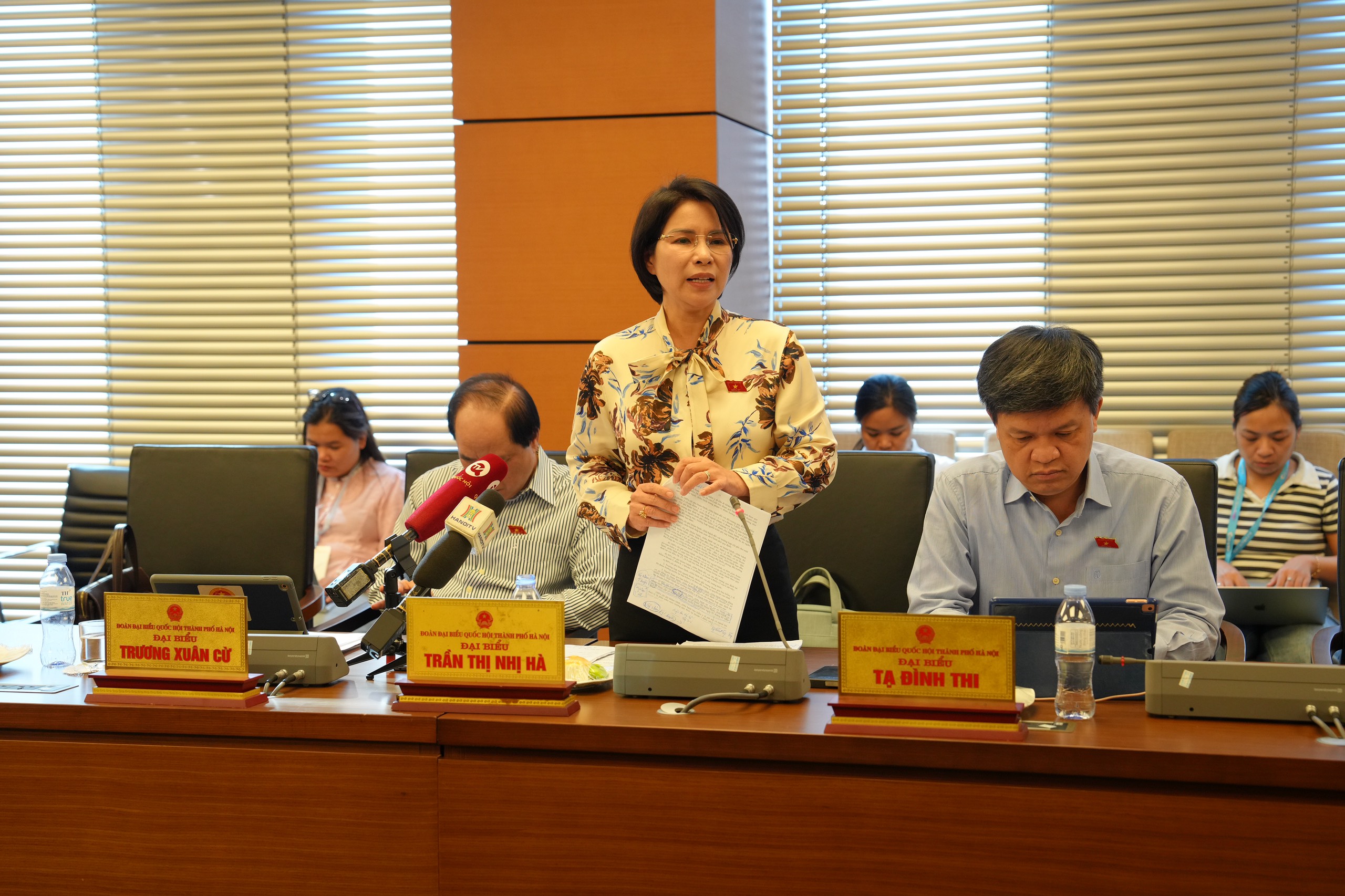 Đại biểu Trần Thị Nhị H&agrave; ph&aacute;t biểu &yacute; kiến.