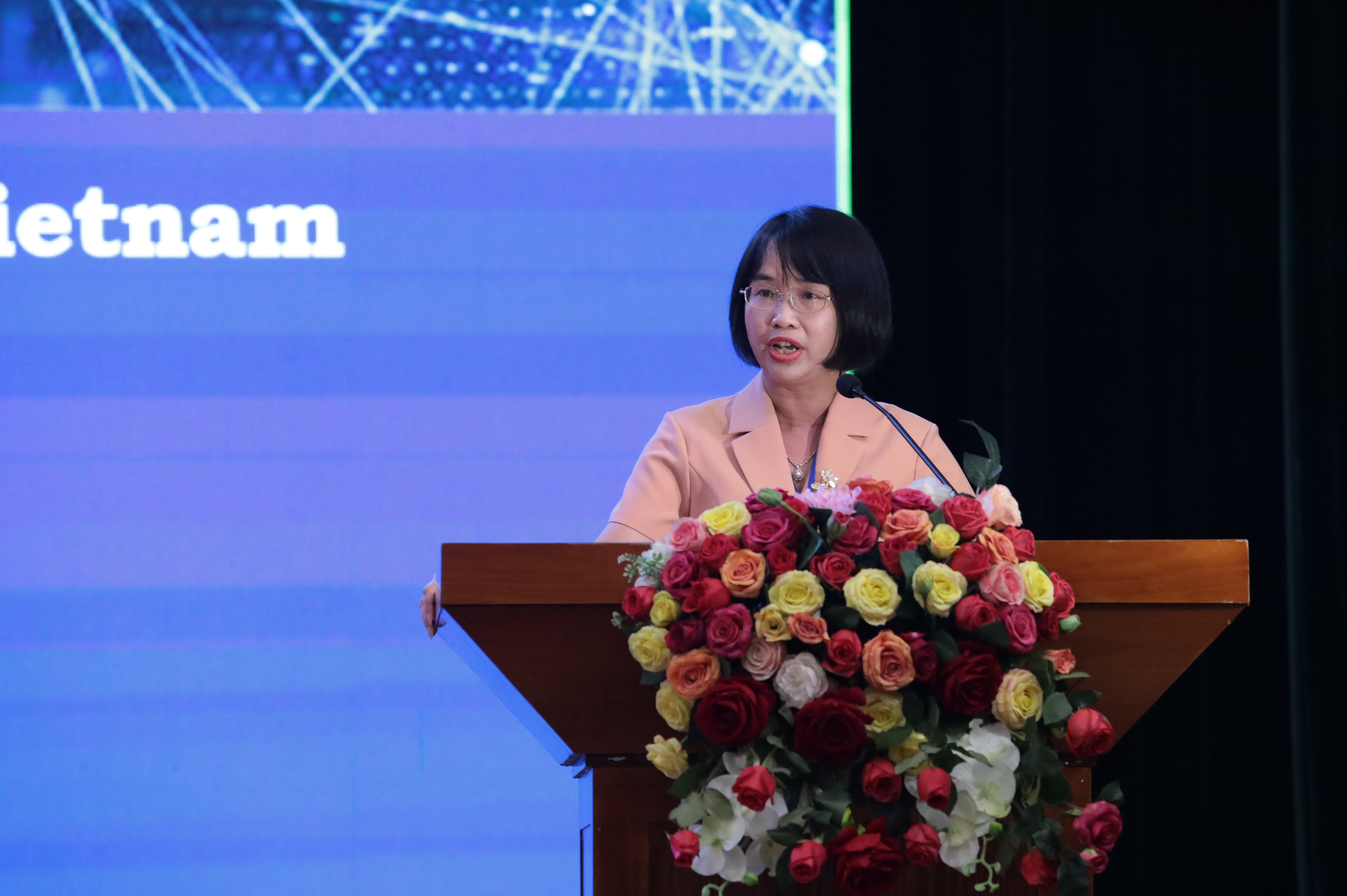 PGS.TS Phạm Thị Ho&agrave;ng Anh, Ph&oacute; Gi&aacute;m đốc phụ tr&aacute;ch Ban Gi&aacute;m đốc, Học viện Ng&acirc;n h&agrave;ng (BAV), ph&aacute;t biểu tại lễ khai mạc Hội thảo.