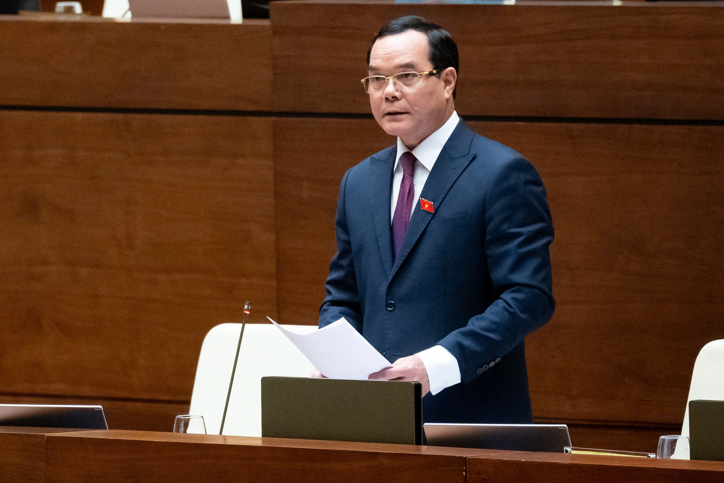 Chủ tịch Tổng Liên đoàn Lao động Việt Nam giải trình các vấn đề đại biểu quan tâm. Ảnh: Quochoi.vn.