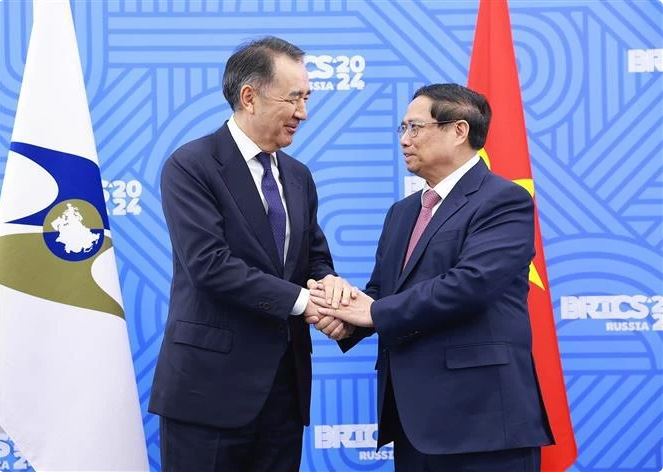 PM Pham Minh Chinh and  Chairman of the Eurasian Economic Commission (EEC) Council Bakytzhan Sagintayev at their meeting in Kazan on October 24. (Photo: VNA)