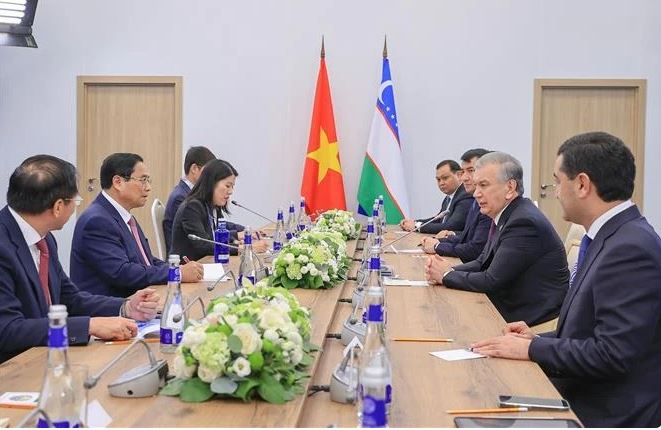PM Pham Minh Chinh and Uzbekistan’s President Shavkat Mirziyoyev during their meeting in Kazan on October 24. (Photo: VNA)