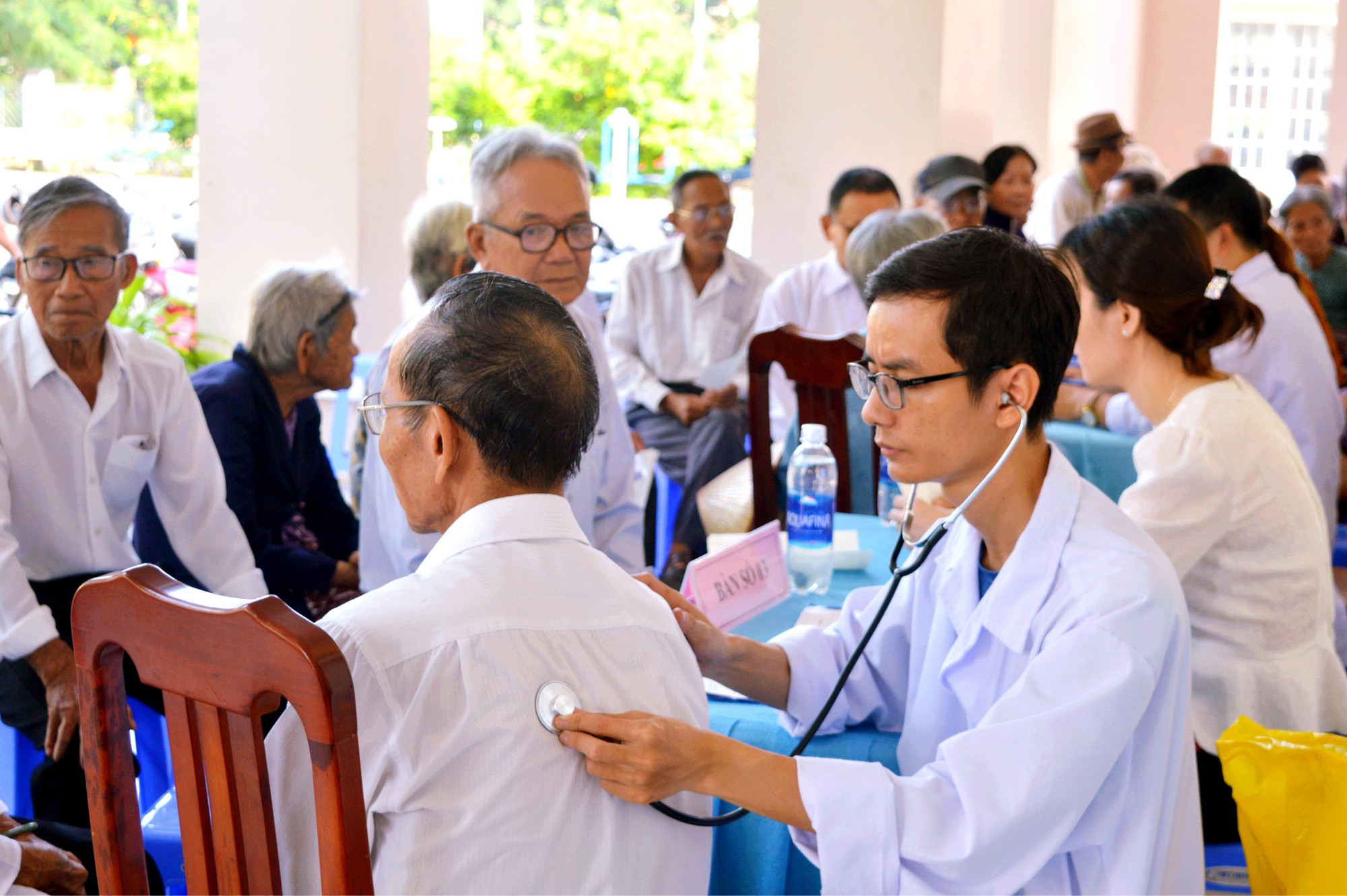 Hỗ trợ bảo hiểm y tế cho người cao tuổi đi khám chữa bệnh. Ảnh minh họa.