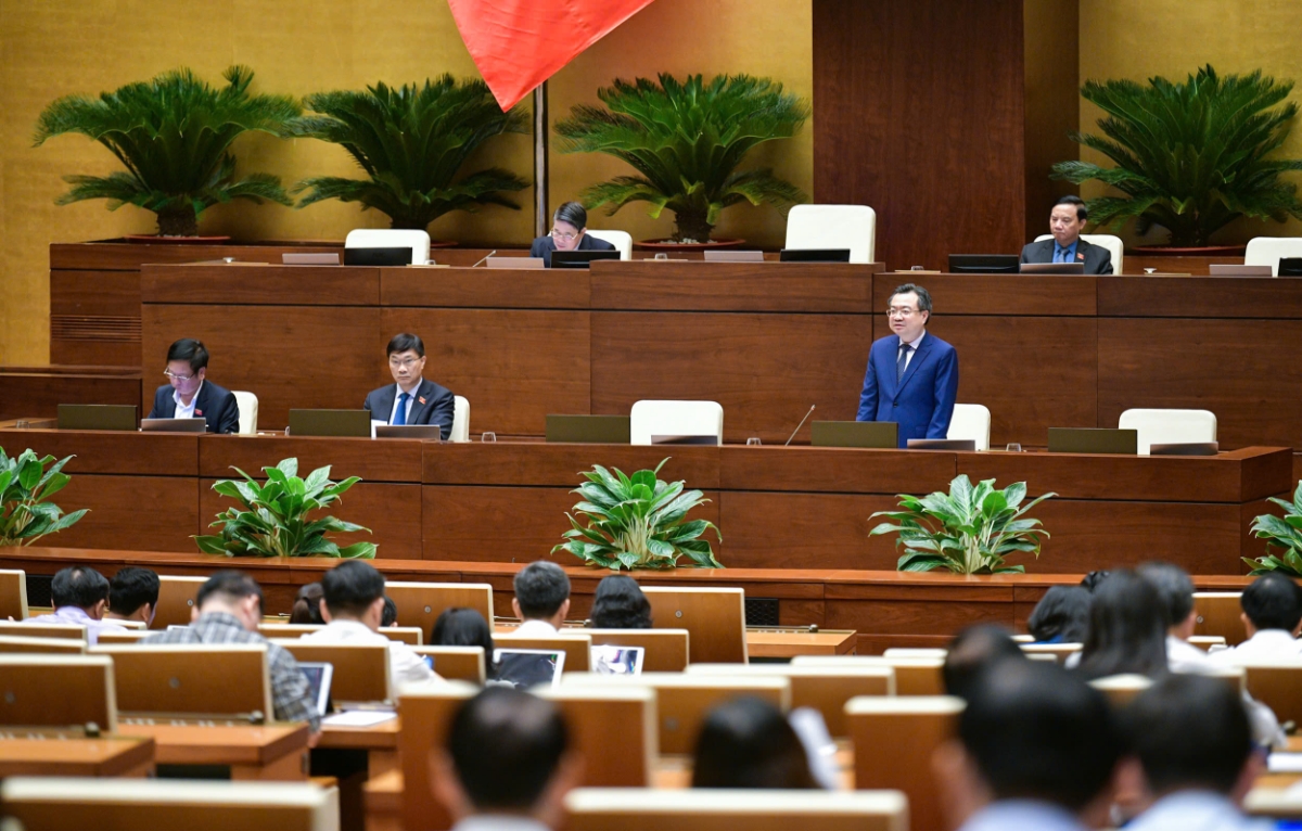 Bộ trưởng Nguyễn Thanh Nghị giải tr&igrave;nh, l&agrave;m r&otilde; m&ocirc;̣t s&ocirc;́ vấn đề đại biểu Quốc hội n&ecirc;u tại phi&ecirc;n thảo luận.