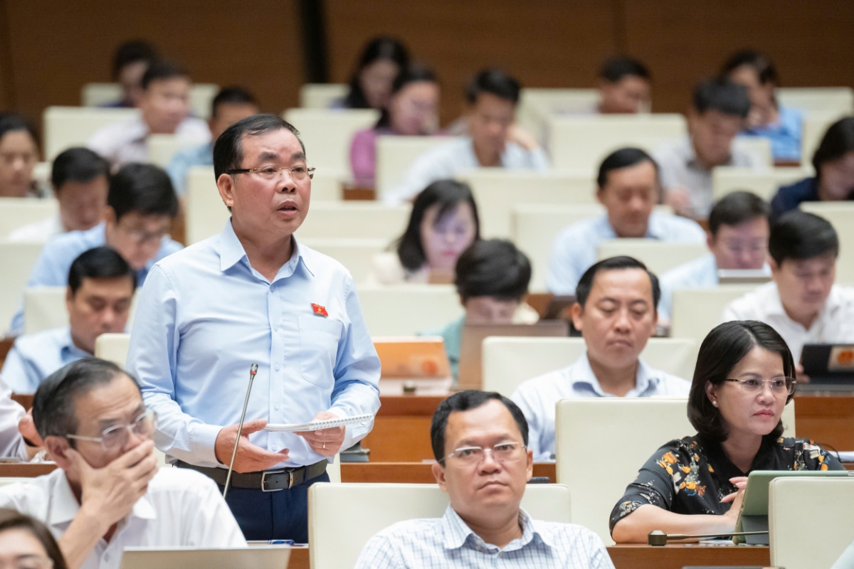 Đại biểu Nguyễn Quang Hu&acirc;n, đo&agrave;n B&igrave;nh Dương.