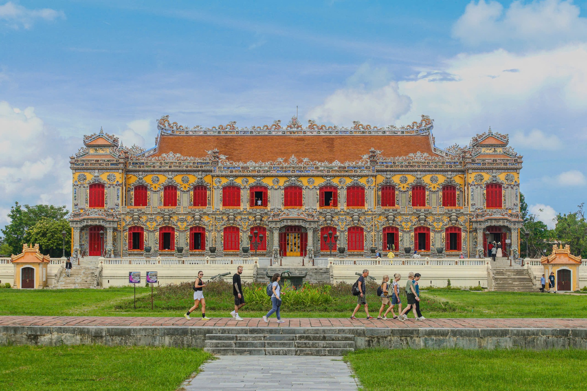 C&aacute;c sản phẩm du lịch đặc trưng từ thế mạnh của c&aacute;c di sản văn h&oacute;a đ&atilde; được nhiều địa phương tạo ra v&agrave; thu h&uacute;t đ&ocirc;ng đảo du kh&aacute;ch trong nước v&agrave; quốc tế.