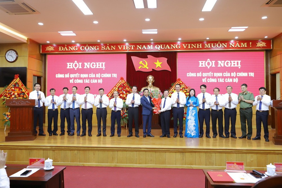 Ban Thường vụ Tỉnh ủy, UBND tỉnh, Ủy ban MTTQ tỉnh Thanh Hóa chúc mừng tân Bí thư Tỉnh ủy Thanh Hóa.