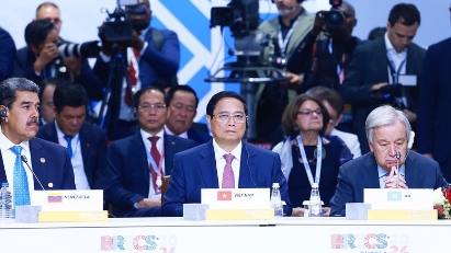 PM proposes strategic connections for better world at expanded BRICS summit